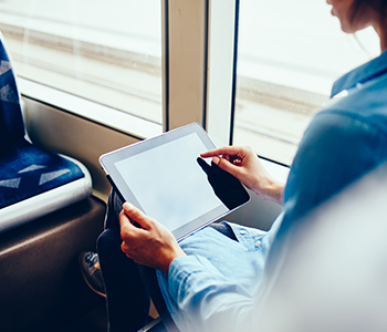 femme avec tablette